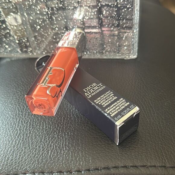 DIOR
Addict Lip Maximizer Gloss  24h Hydration COLOR: 004 Coral - Picture 6 of 17